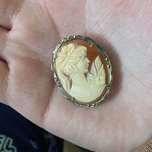 Elegant Cameo Brooch in Gold and Cream
